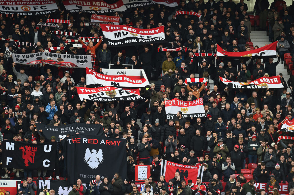 Manchester Uniteds fans under en kamp mod Crystal Palace.