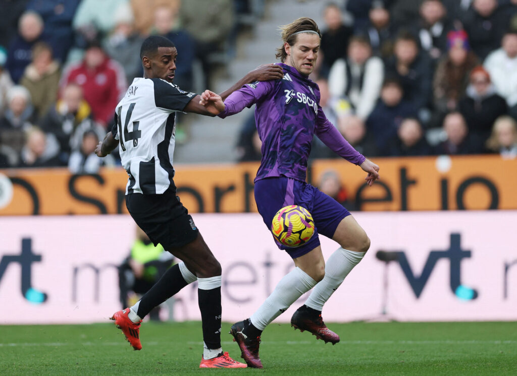 Joachim Andersen og Alexander Isak i duel i Premier League.