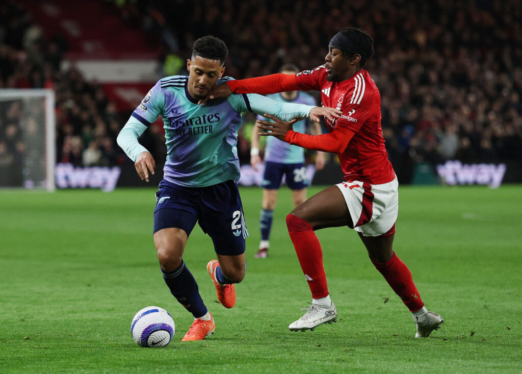 Arsenals William Saliba forsøger at drible forbi Nottingham Forests Anthony Elanga.