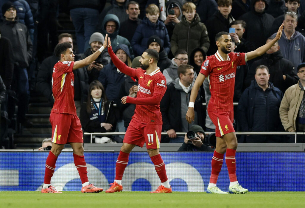 Luis Diaz, Mohamed Salah og Cody Gakpo fejrer en Liverpool-scoring.