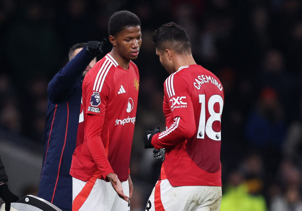 Chido Obi skiftes ind til sin Manchester United-debut,