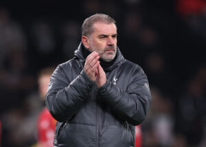 Ange Postecoglou klapper i hænderne.