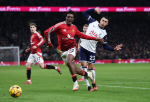 Patrick Dorgu bliver tacklet af Pedro Porro.