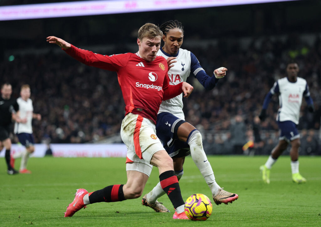 Rasmus Højlund i aktion for Manchester United mod Tottenham.