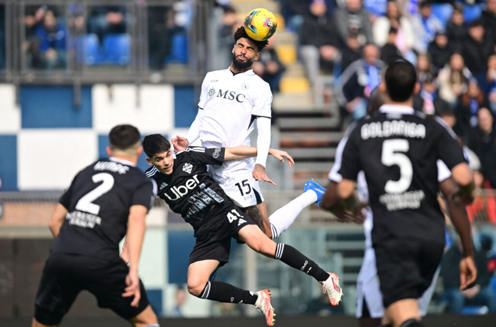 Philip Billing i en hovedstødsduel under en kamp for Napoli.