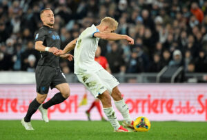 Gustav Isaksen i færd med et langskud.