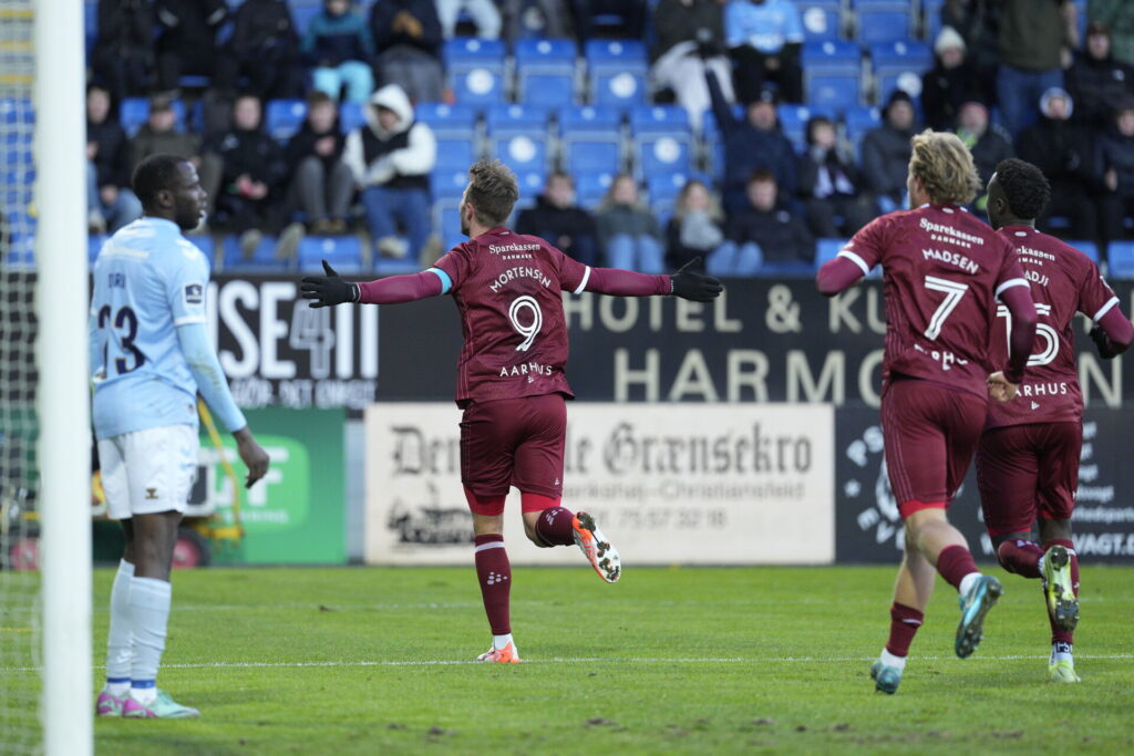 Patrick Mortensen fejrer en scoring for AGF.