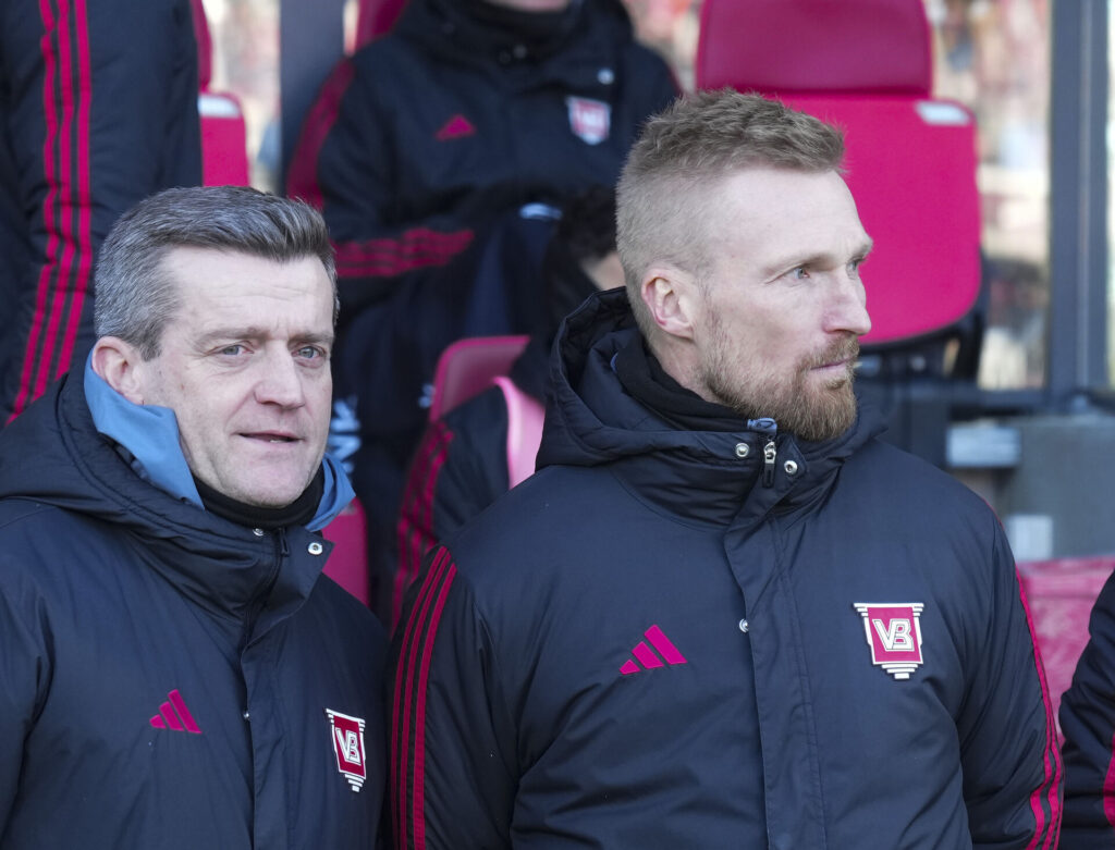 Steffen Kielstrup (VB Træner) og Johnny Mølby (VB Træner) da Silkeborg IF møder Vejle Boldklub i Superligaen på JYSK Park i Silkeborg søndag den 16. februar 2025