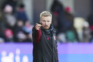 Steffen Kielstrup peger op ad linjen.