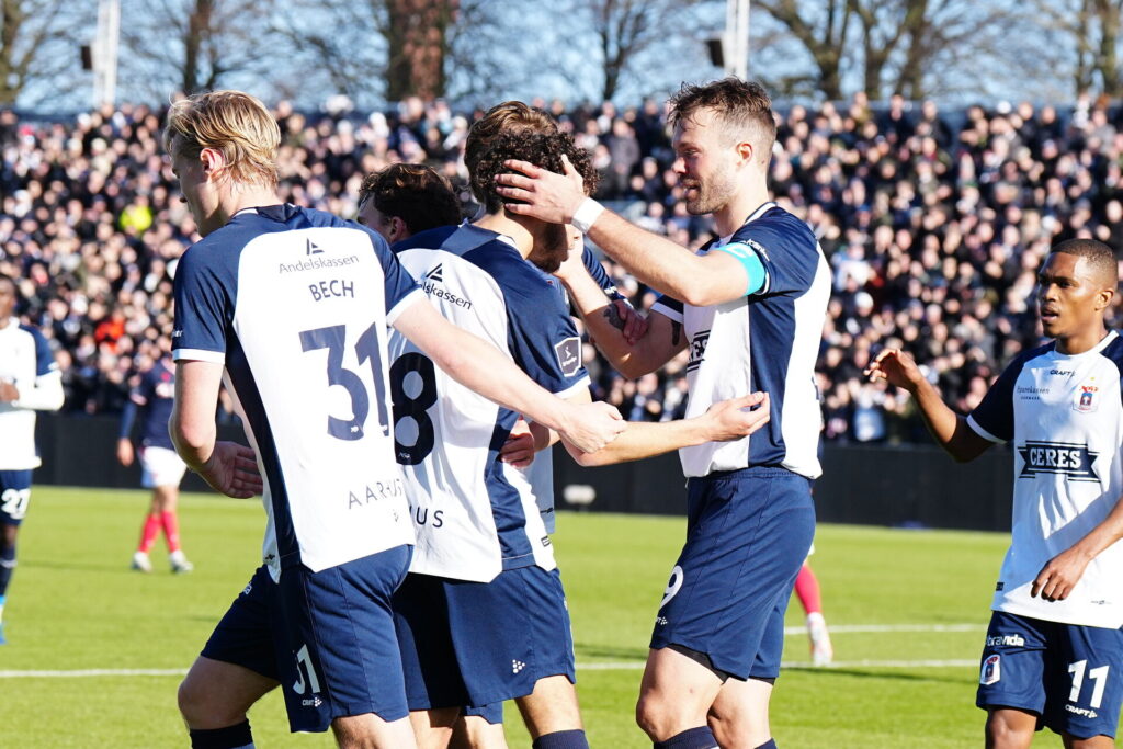 Patrick Mortensen, Mikael Anderson og Tobias Bech jubler over scoring i kampen mod AaB.