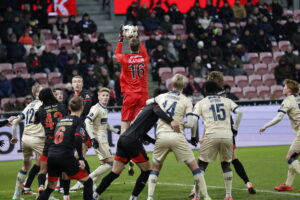 Elias Olafsson ude for at gribe bolden på et hjørnespark.
