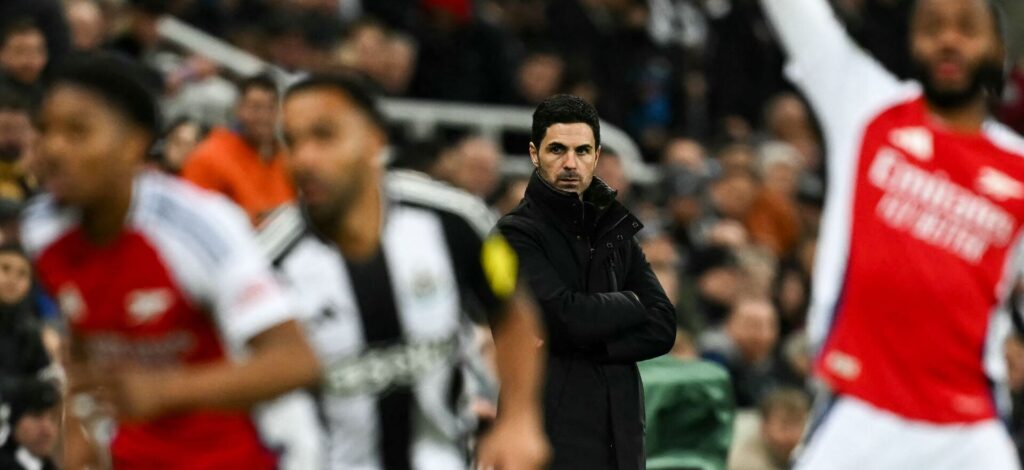 Mikel Arteta med korslagte arme under Arsenals kamp mod Newcastle.