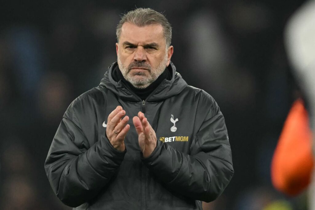 Ange Postecoglou klapper efter Tottenhams FA Cup-exit mod Aston Villa.