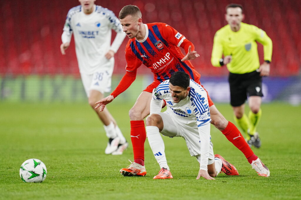 Mohamed Elyounoussi på knæ for FCK.