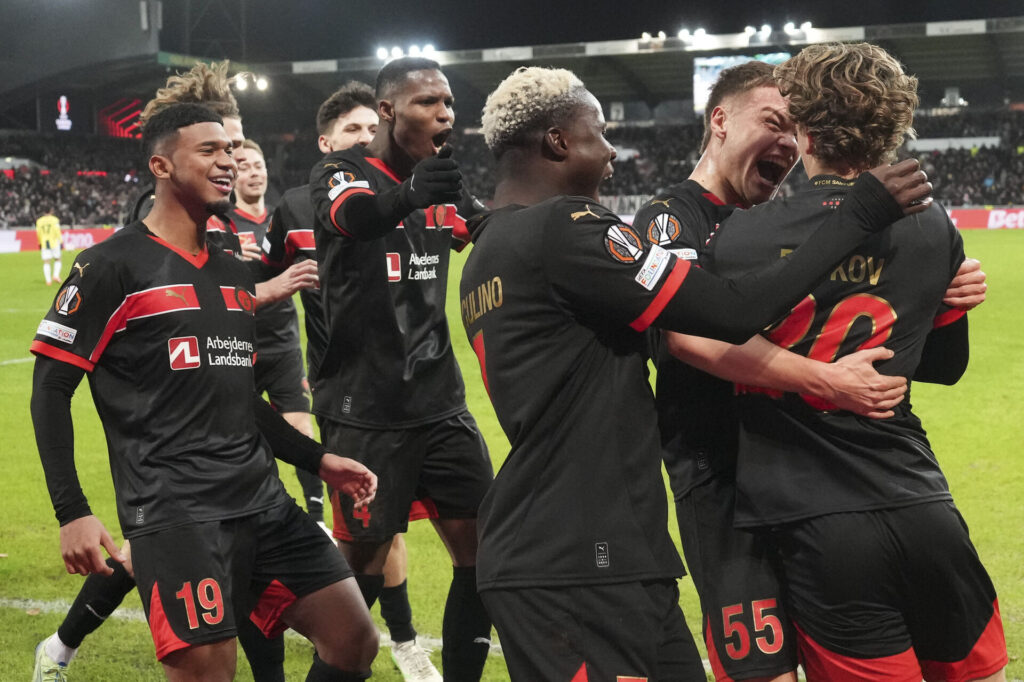 FC Midtjyllands spillere jubler efter en scoring.