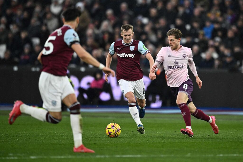 Mathias Jensen i kamp om bolden mod West Ham.