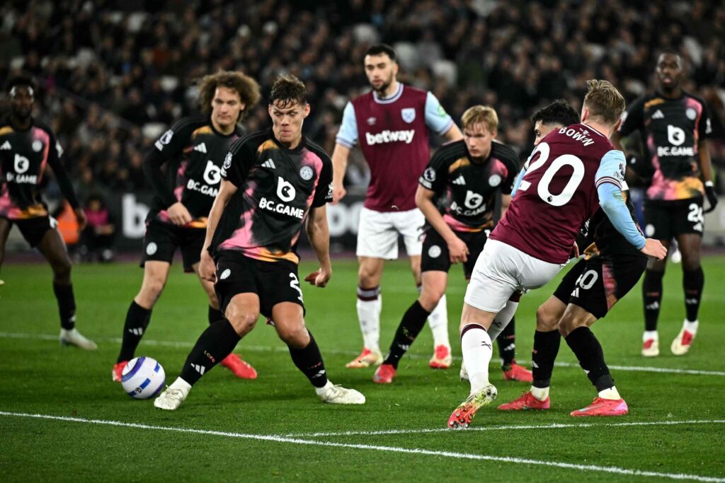 Jannik Vestergaard scorer selvmål for Leicester City.