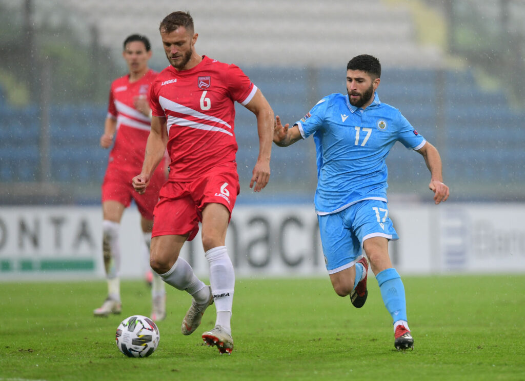 Gibraltars Scott Wiseman i duel med San Marino’s Alessandro Golinucci.