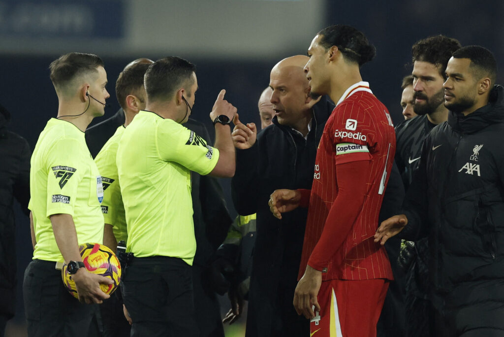 Arne Slot diskuterer med dommer Michael Oliver og ender med at få rødt kort.