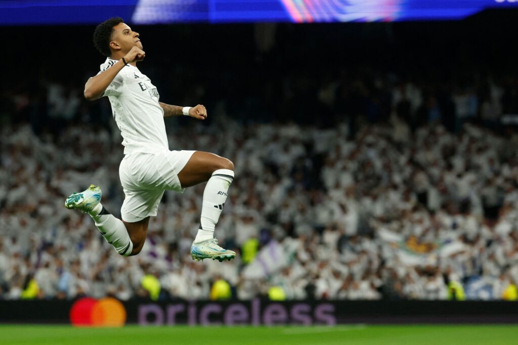 Rodrygo fejrer sin scoring mod Atletico Madrid i Champions League.