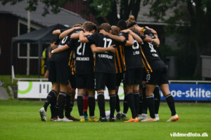 Aarhus Fremad-spillere samles i en rundkreds.