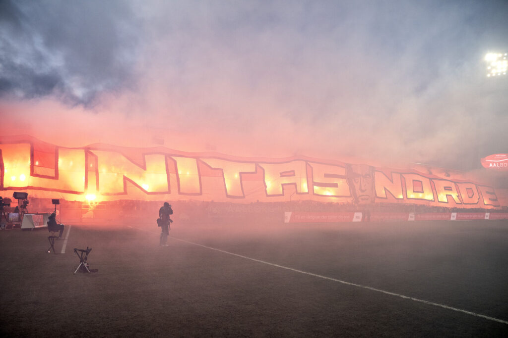 AaB's fans med tifo.