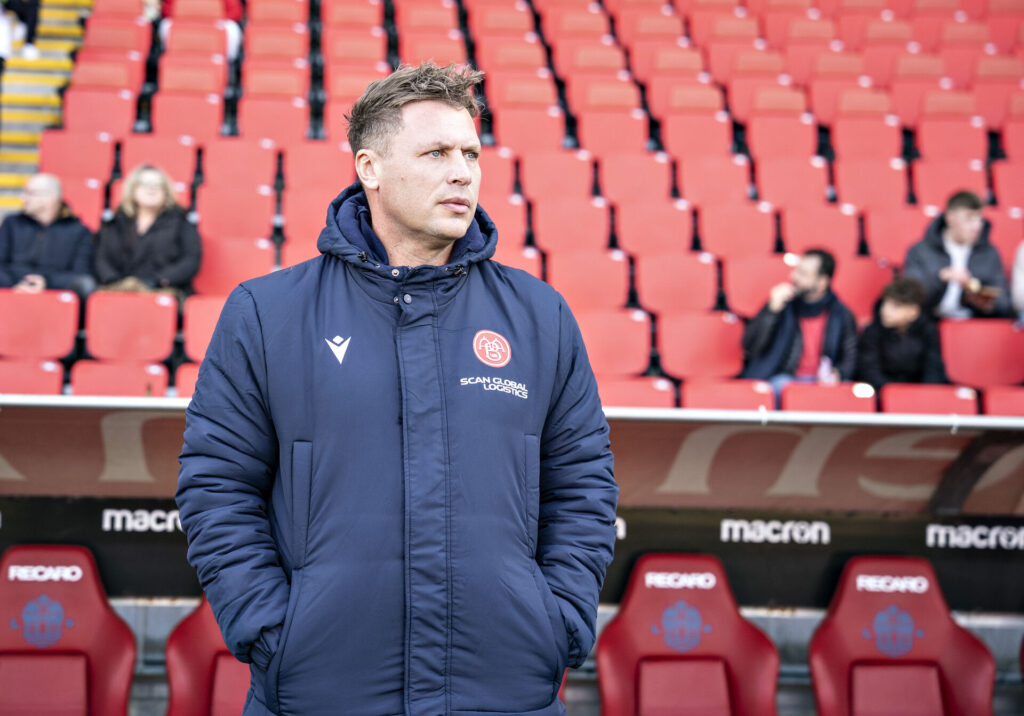 Menno van Dam på sidelinjen forud for opgøret mod FC Midtjylland.