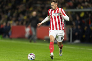 Andreas Bruus i aktion for AaB.