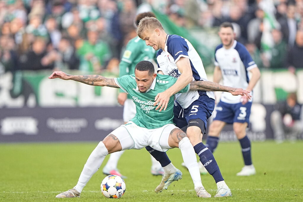 AGF's Frederik Tingager i kamp om bolden mod Renato Junior fra Viborg FF.