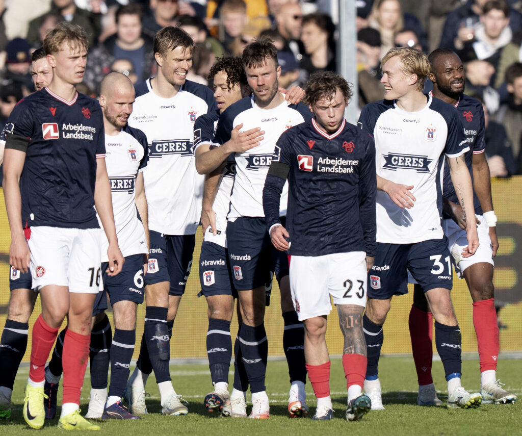 AaB og AGF's spillere under seneste kamp.