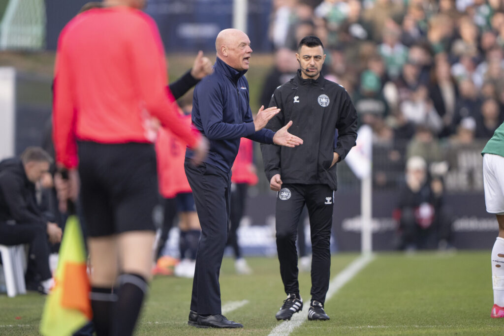 Uwe Rösler på sidelinjen for AGF mod Viborg.