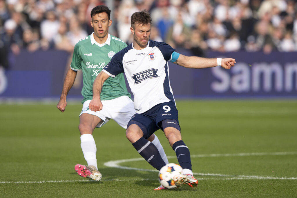 Patrick Mortensen sparker til bolden under et opgør mellem AGF og Viborg FF.