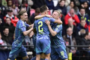 Davy Klaassen jubler over scoring for Ajax mod PSV.