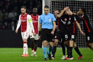 Frankfurt-spillerne jubler bag dommeren.