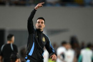 Lionel Scaloni dirigerer med sine argentinske spillere.