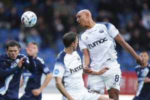 Vendsyssels Simon Okosun header til bolden.