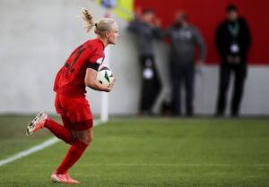 Harder henter bolden