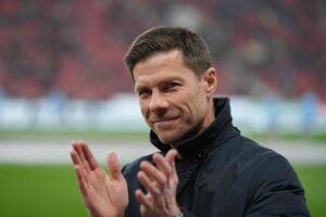 Xabi Alonso klapper og smiler efter en kamp i spidsen for Bayer Leverkusen.