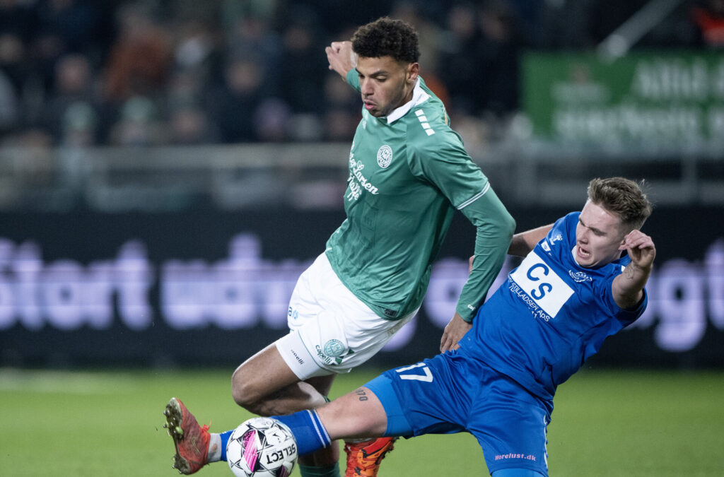 Brabrand IFs Simon Schouby i kamp med Viborgs Anosike Ementa under DBU Pokal kvartfinalekampen mellem Viborg FF og Brabrand på Energi Viborg Arena fredag den 13. december 2024