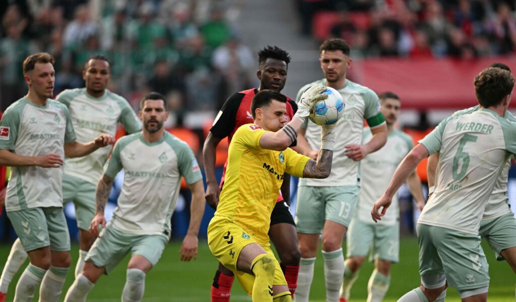 Bolden gribes efter et hjørnespark i kampen mellem Bremen og Leverkusen.