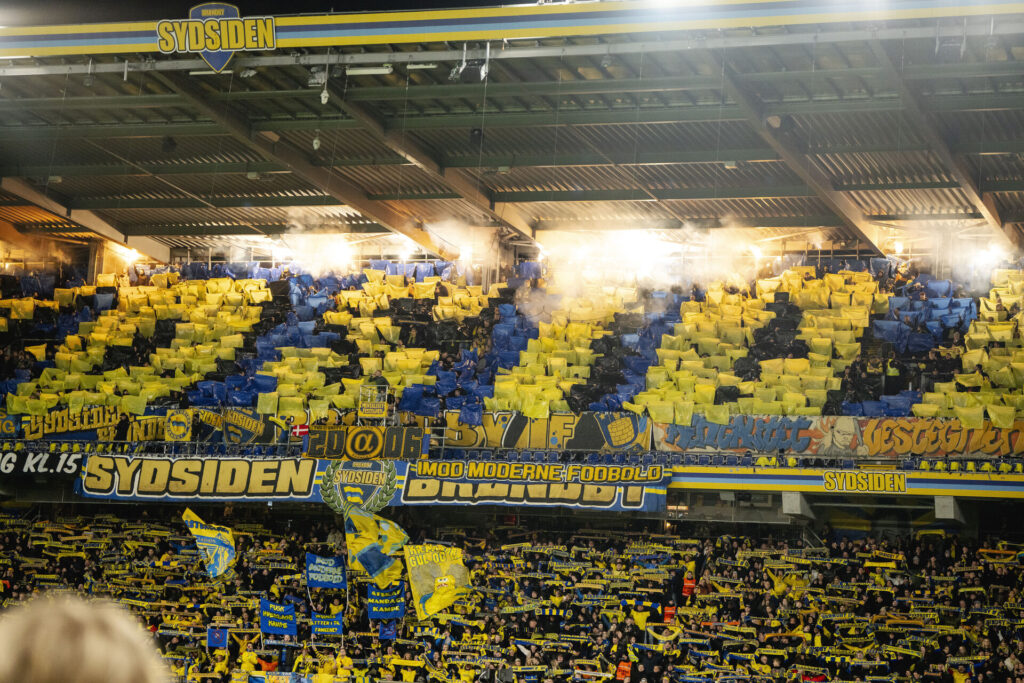 Brøndby-tribunen klædt i gul og blå.