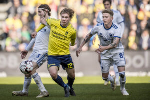 Simon Tibbling i duel.