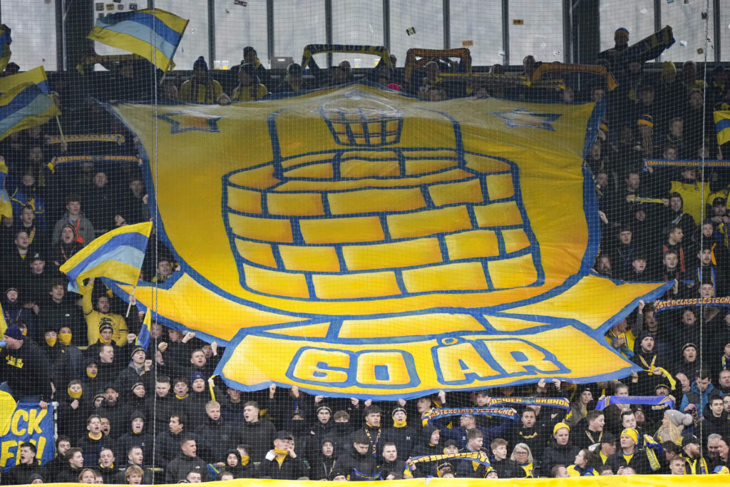 En tifo med Brøndbys logo på Vejle Stadion.