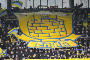 En tifo med Brøndbys logo på Vejle Stadion.