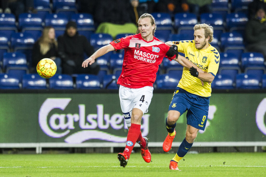 Simon Jakobsen i duel med Teemu Pukki