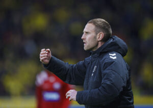 Frederik Birk dirigerer sit Brøndby-hold på sidelinjen