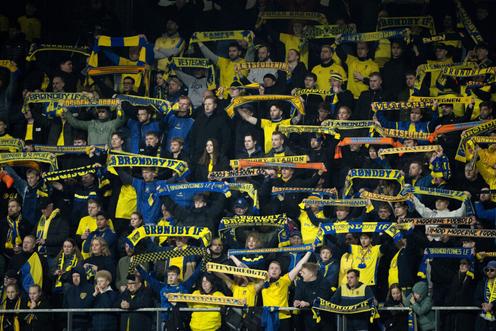 Brøndbys fans på stadion under kampen mod Randers.