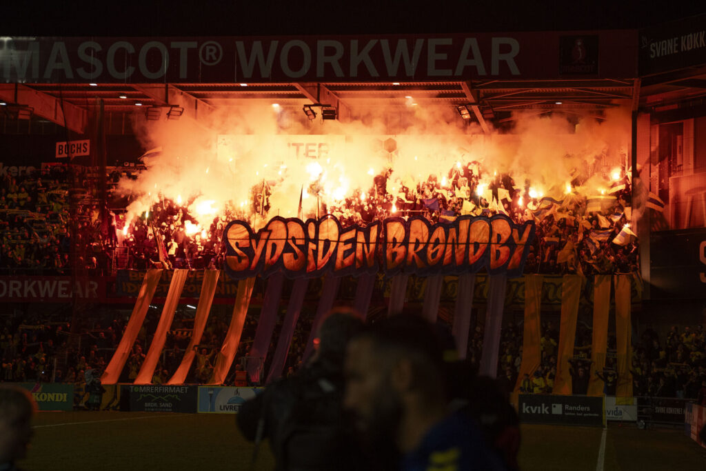 Brøndbys fans brænder romerlys af i Randers.