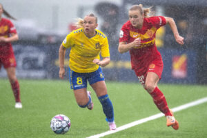 Brøndbys KRISTÍN DÍS ÁRNADÓTTIR og FC Nordsjællands ANNA CHRISTINE WALTER i kampen om DM GULD I Gjensidige Kvindeliga-kampen mellem Brøndby IF og FC Nordsjælland i Brøndby lørdag den 15. juni 2024