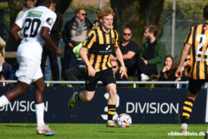 Martin Agnarsson driver bolden for Aarhus Fremad